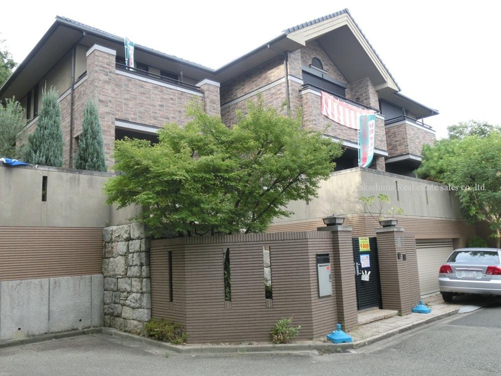 Local appearance photo. Order of Sumitomo Forestry mansion, Heisei built is 14 years.