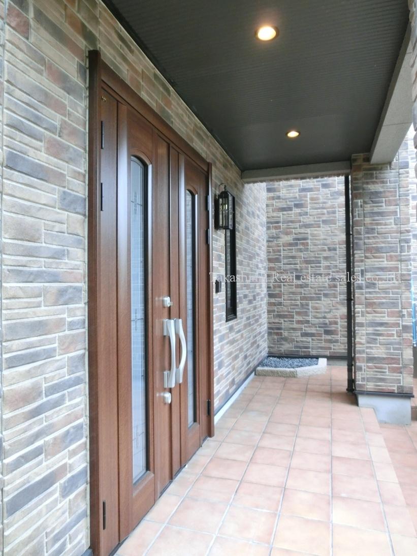 Entrance. Entrance door of the large double doors.