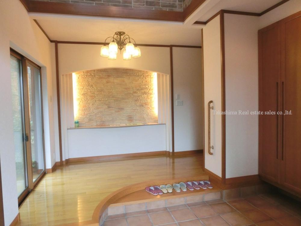 Entrance. Very wide entrance hall, Airy's plenty in Daimado + top atrium to the left.