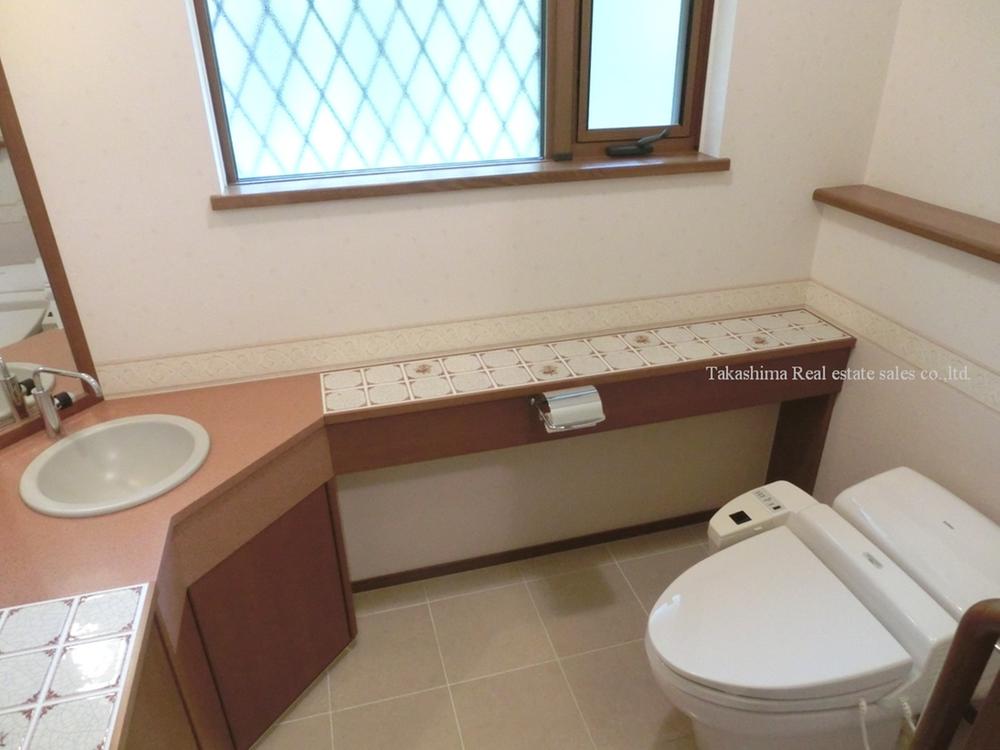 Toilet. Large toilet 1, Located on the 2 Kaitomo.