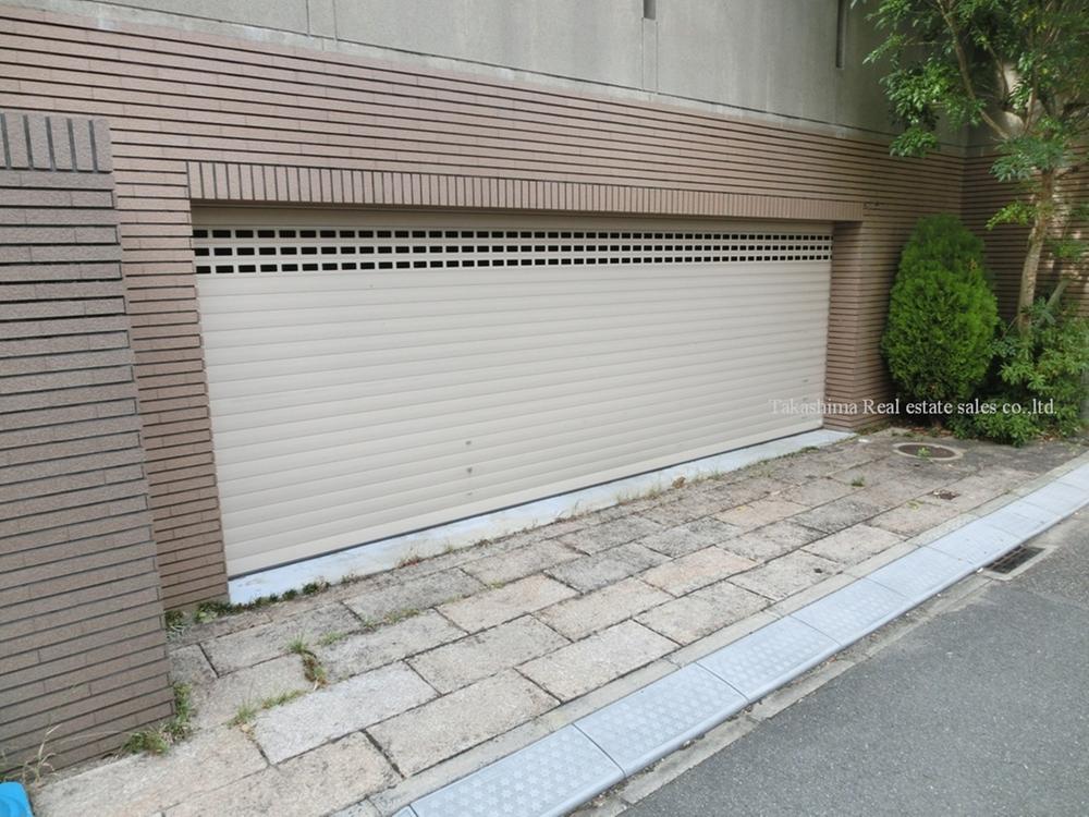 Parking lot. Parking is available 3 cars parking.