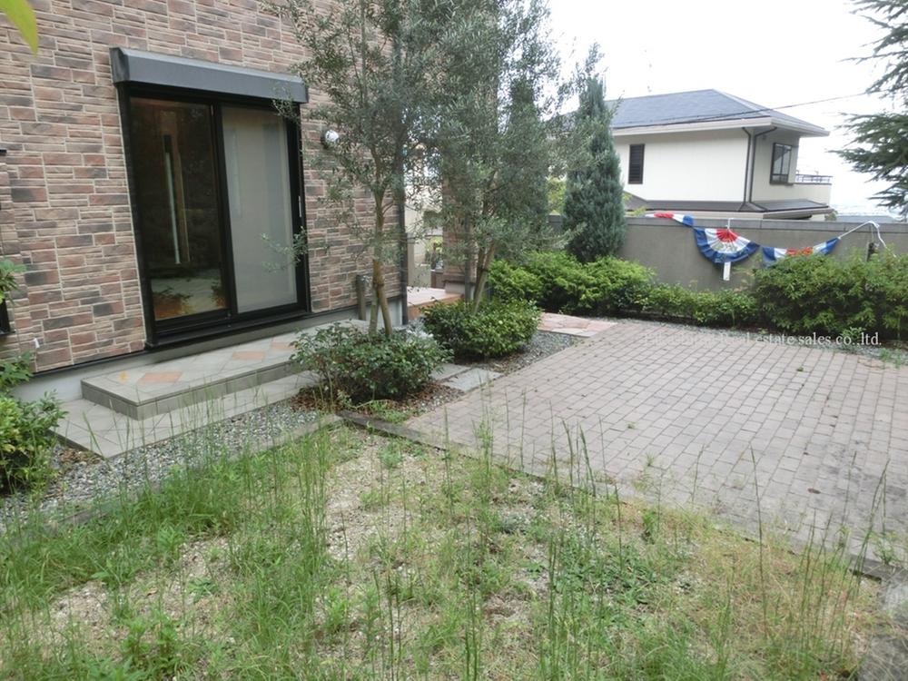 Garden. Unlike the south of the Japanese garden, There is a Western-style garden is also on the west side.