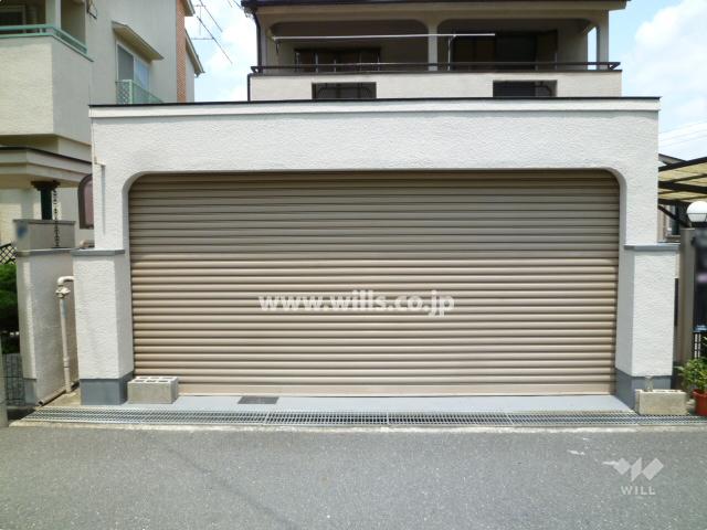 Parking lot. 2 car car! Garage with electric shutter