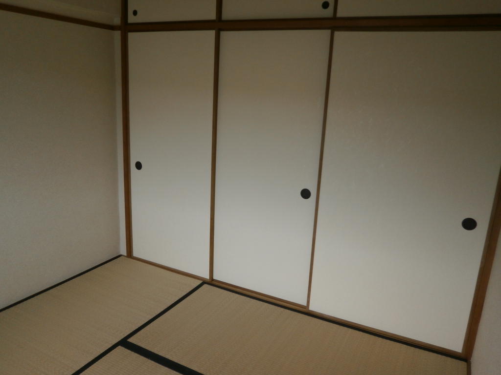 Living and room. 4.5 mat Japanese-style room of calm atmosphere