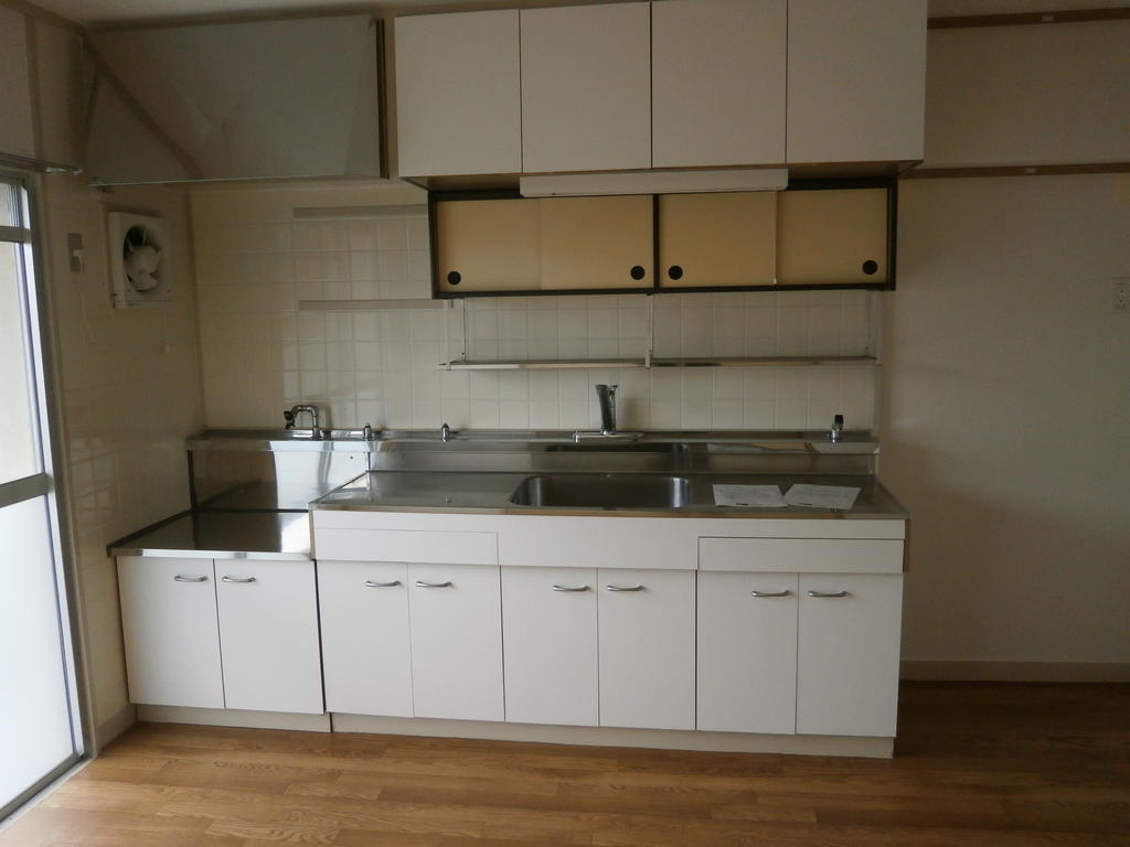 Kitchen. Easy-to-use wide kitchen