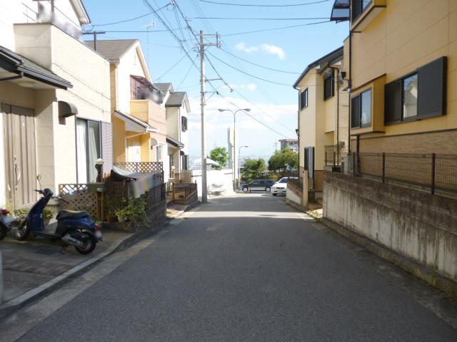 Local photos, including front road. Property of the west front of the road (from the north)