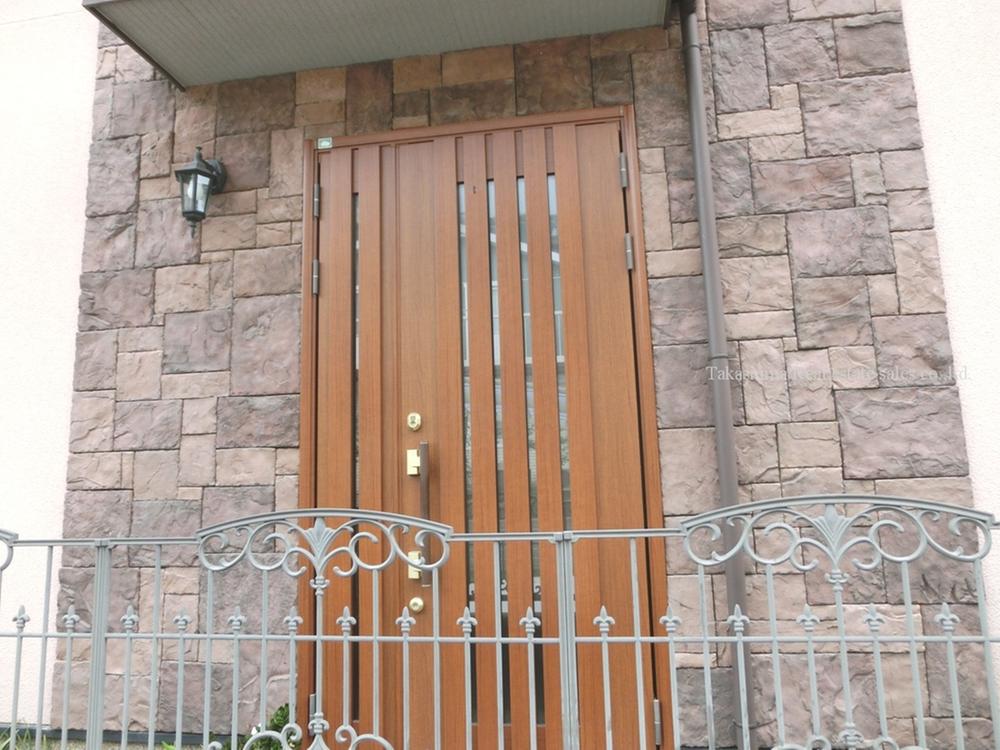 Entrance. Tiled entrance a profound feeling.