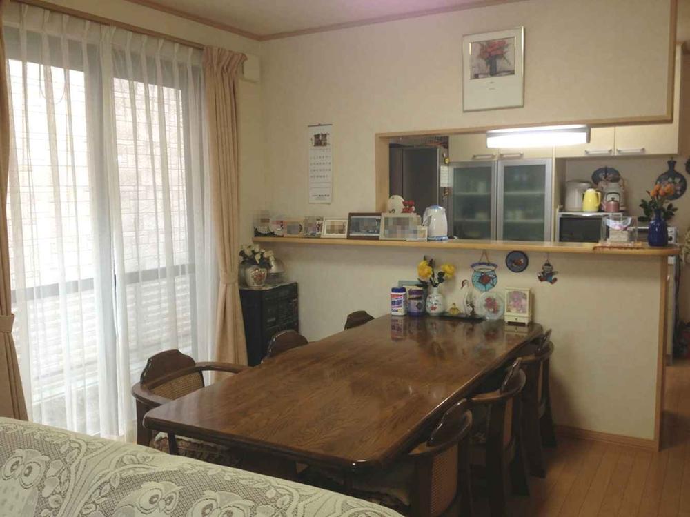 Living. Dining is the part.