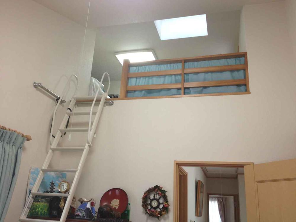 Non-living room. Second floor Western-style has become a blow ceiling, There is a loft.