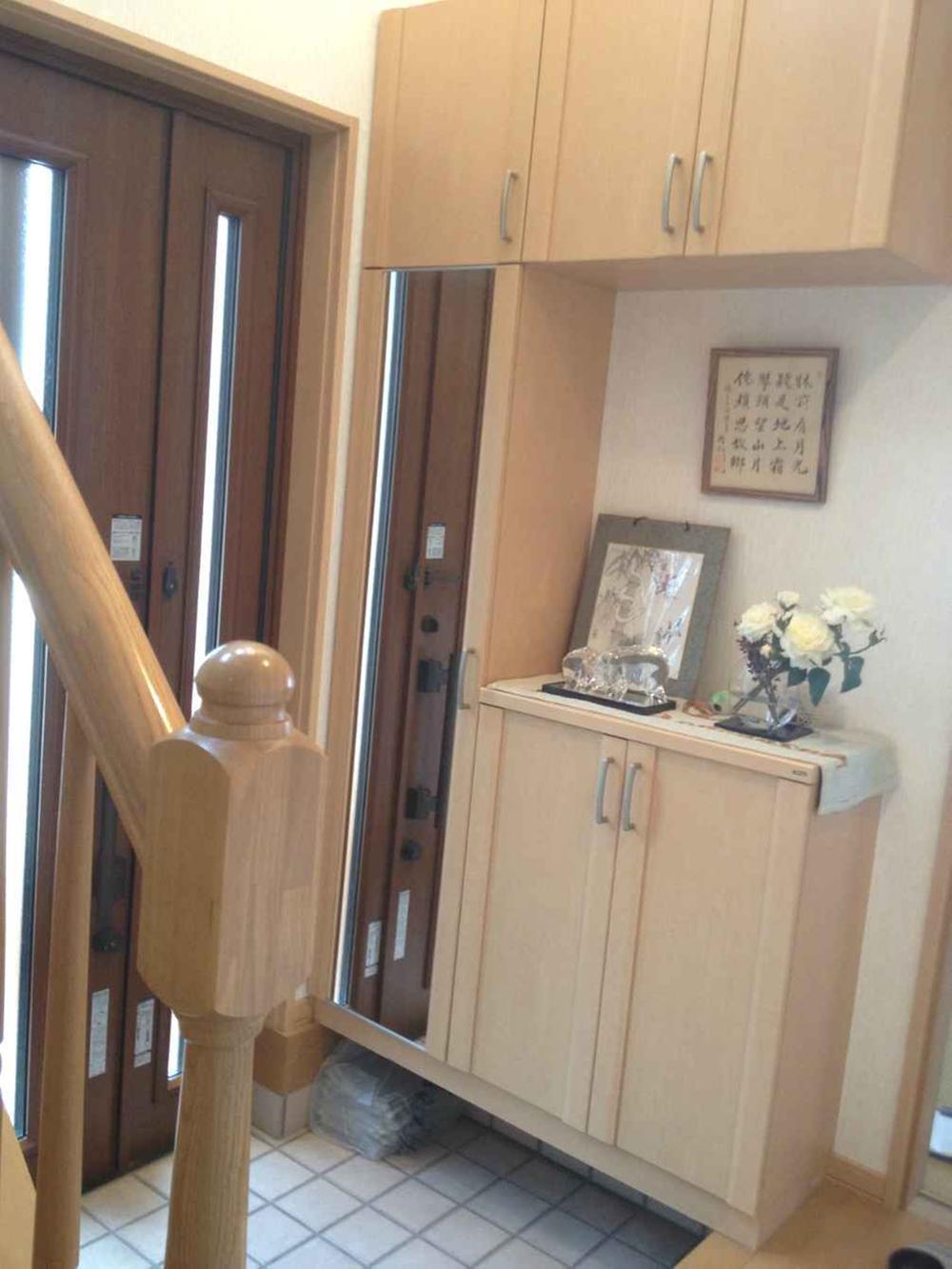 Entrance. Entrance upper part has become a blow, Is the entrance hall that bright day is plug airy.