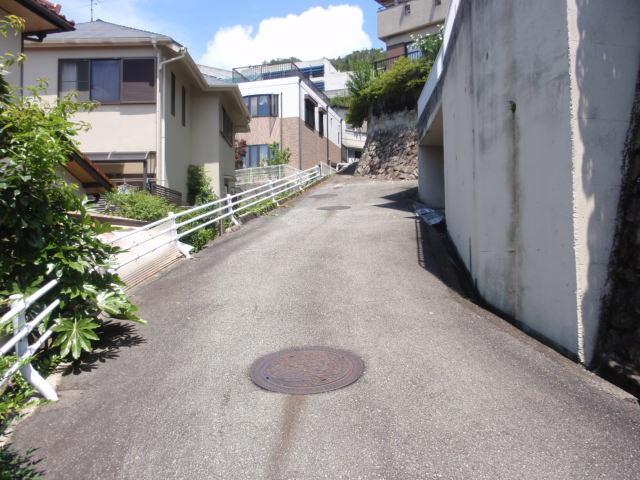 Local photos, including front road. Property of the west front of the road (from the south)