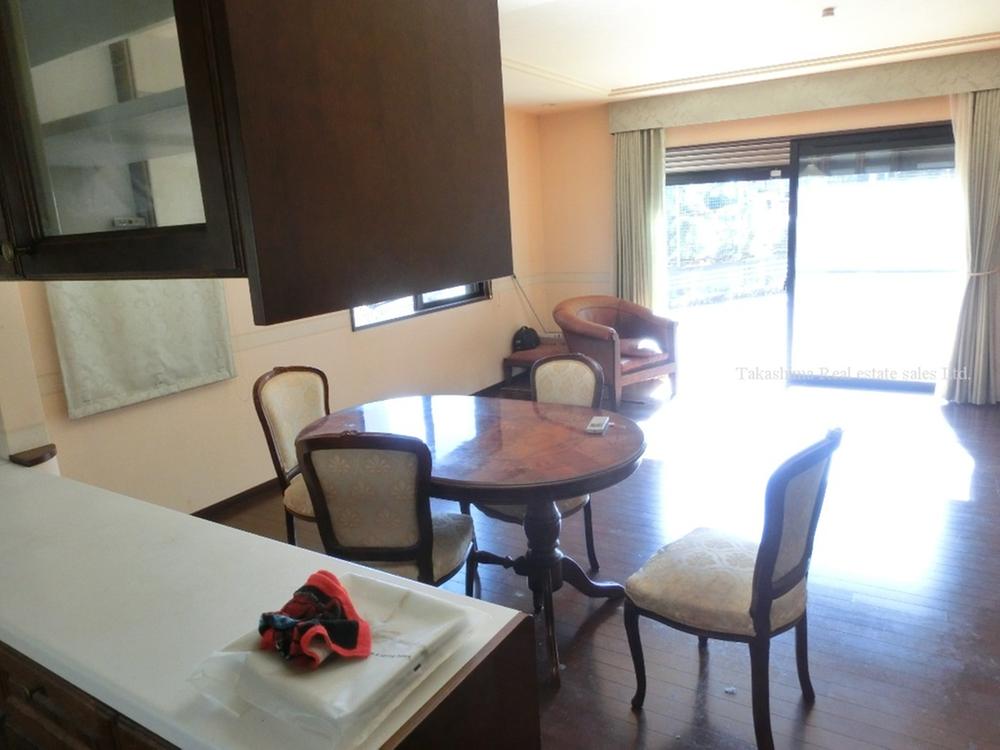 Living. Living landscape from the counter kitchen over.