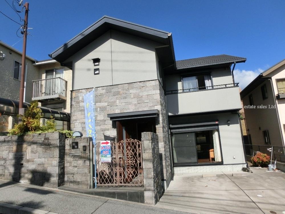 Local appearance photo. Local appearance is a front. Good day in the south road.