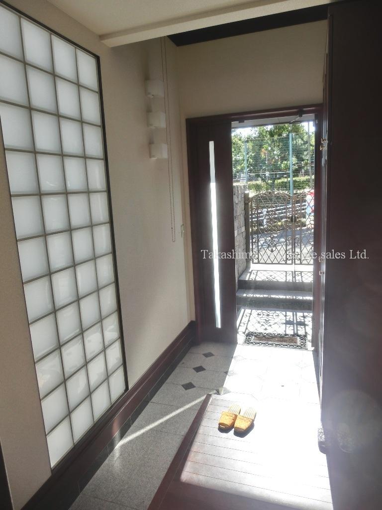 Entrance. Entrance hall is widely, Calm the lighting from the glass block.