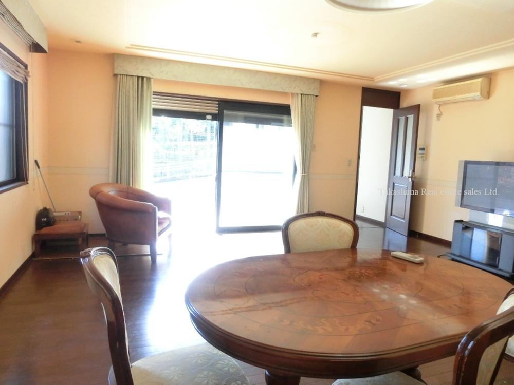 Living. Daimado of Pledge LDK21.3 is facing south. Day is good.