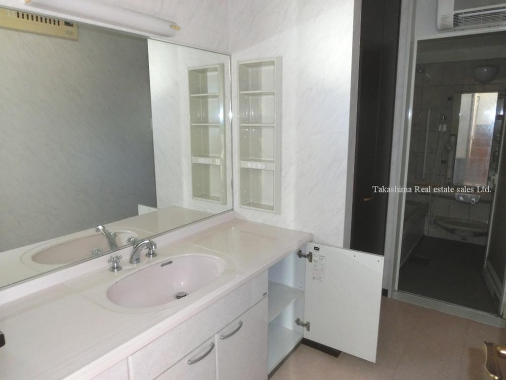 Wash basin, toilet. Large is a wash basin.