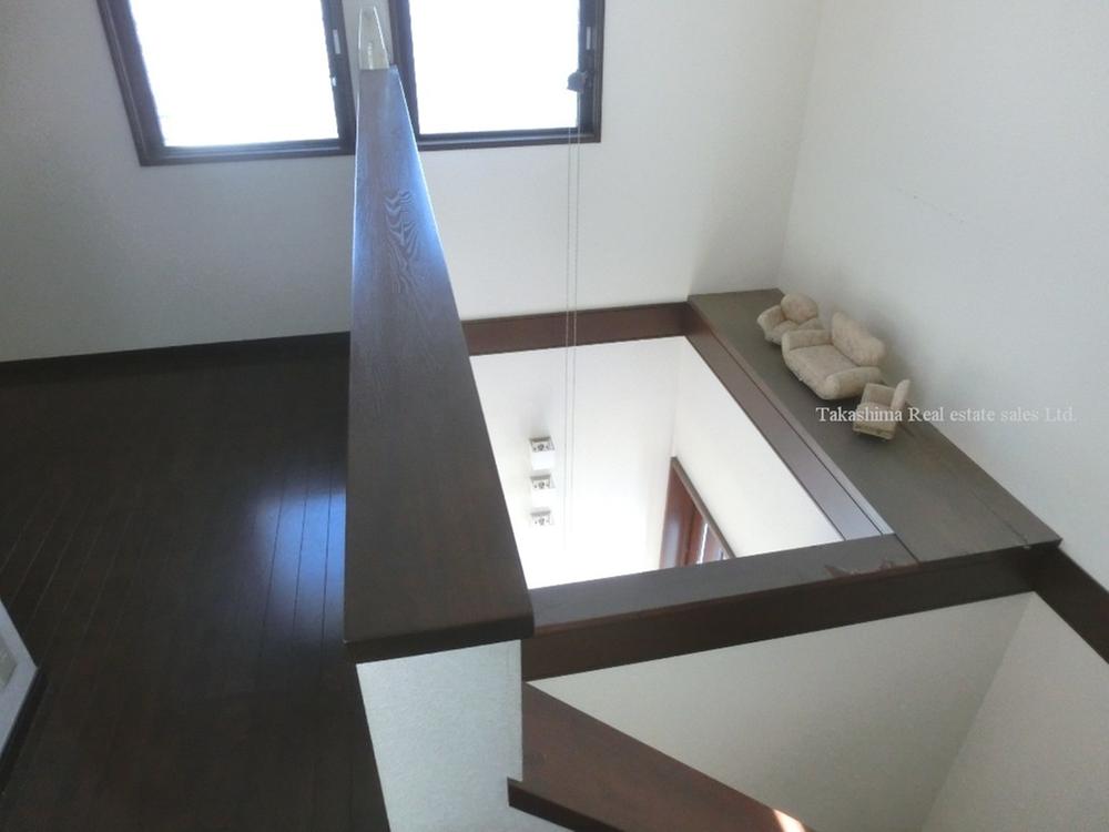 Other introspection. Second floor hall is widely, There is a sense of open.