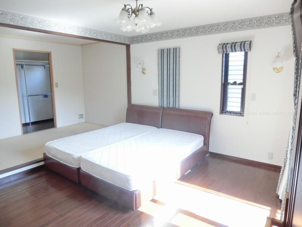 Non-living room. The main bedroom 12.7 Pledge is a very bright room on the south-facing.