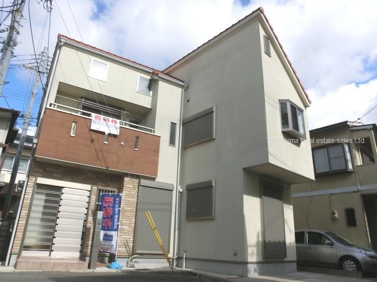 Local appearance photo. Sunny one house facing south.