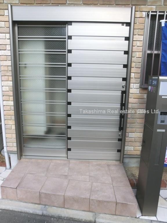 Entrance. Entrance is a sliding door.