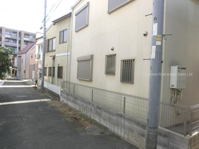 Local photos, including front road. North road. (Double-sided is the road)