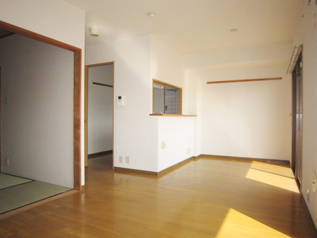 Living and room. 13.6 Pledge spacious living room