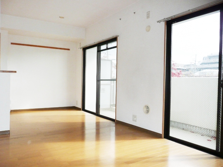 Living and room. Facing south in the day is also good