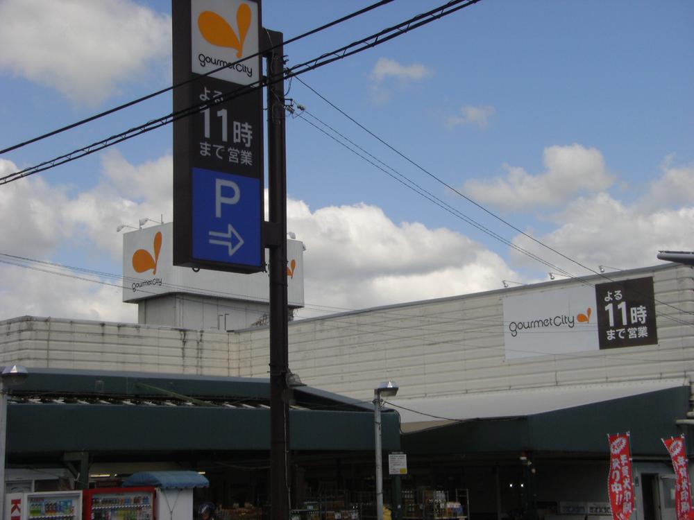 Supermarket. 800m to Gourmet City