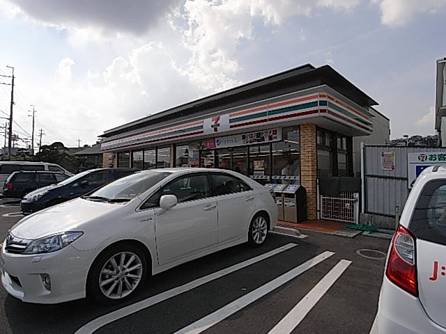 Convenience store. Seven 400m up to Eleven (convenience store)