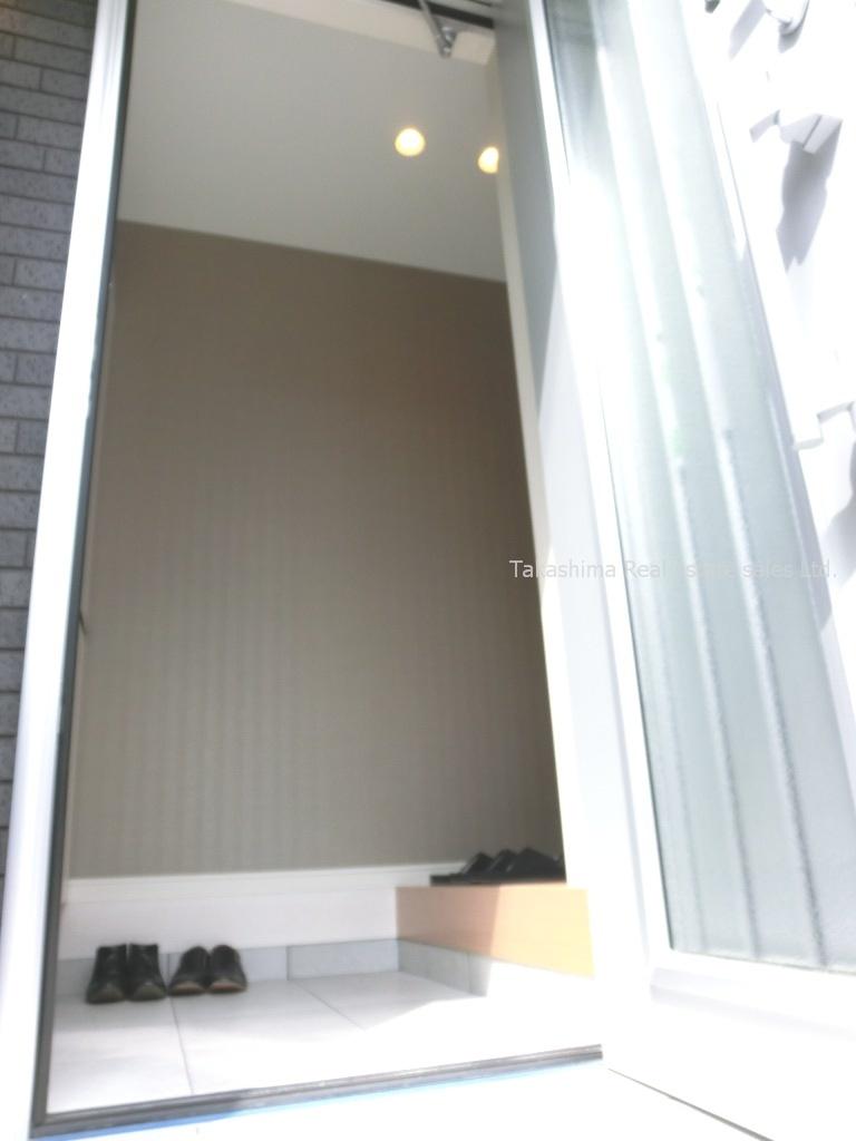 Entrance. High ceilings, Wide entrance floor.