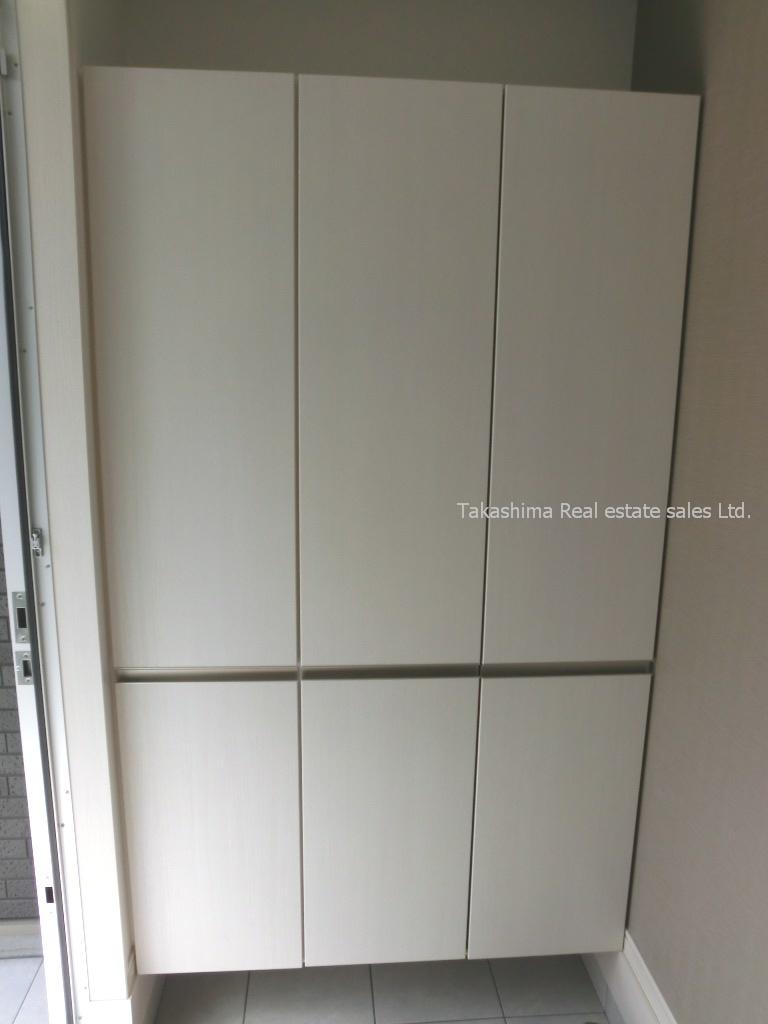 Receipt. Entrance storage is also large.