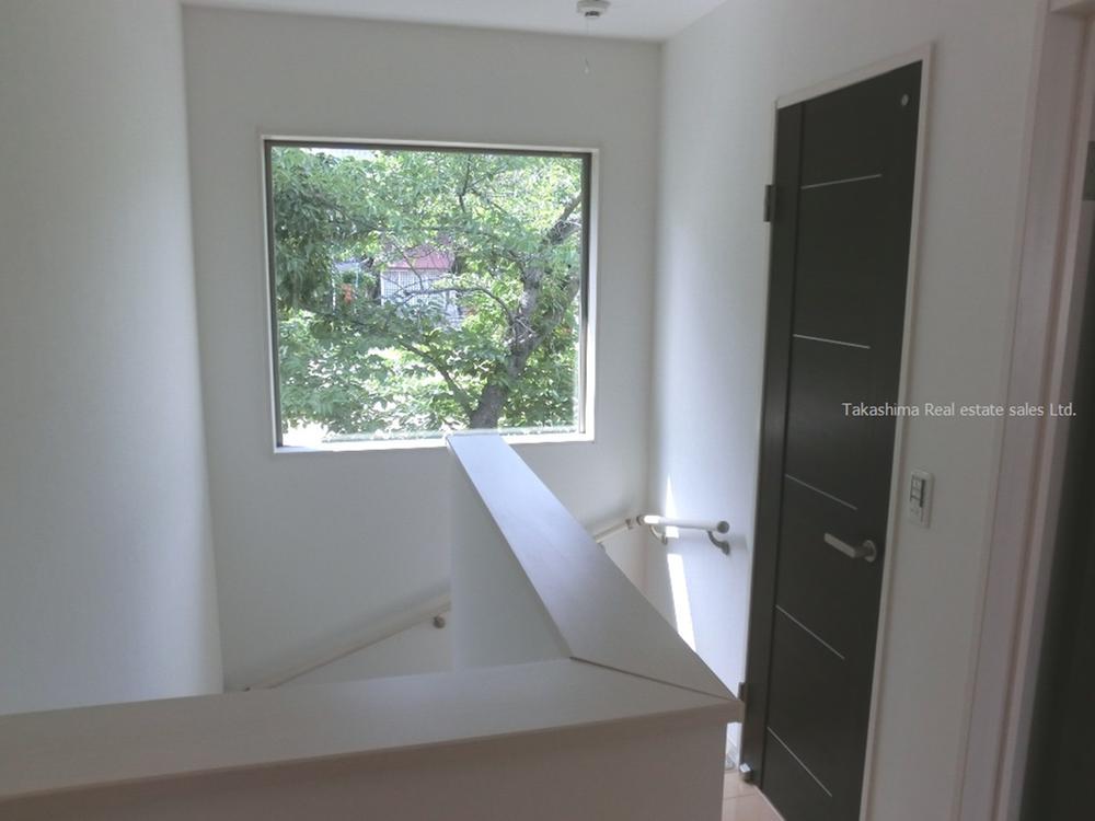 Other introspection. There is a large window in the second floor staircase, House day is good.