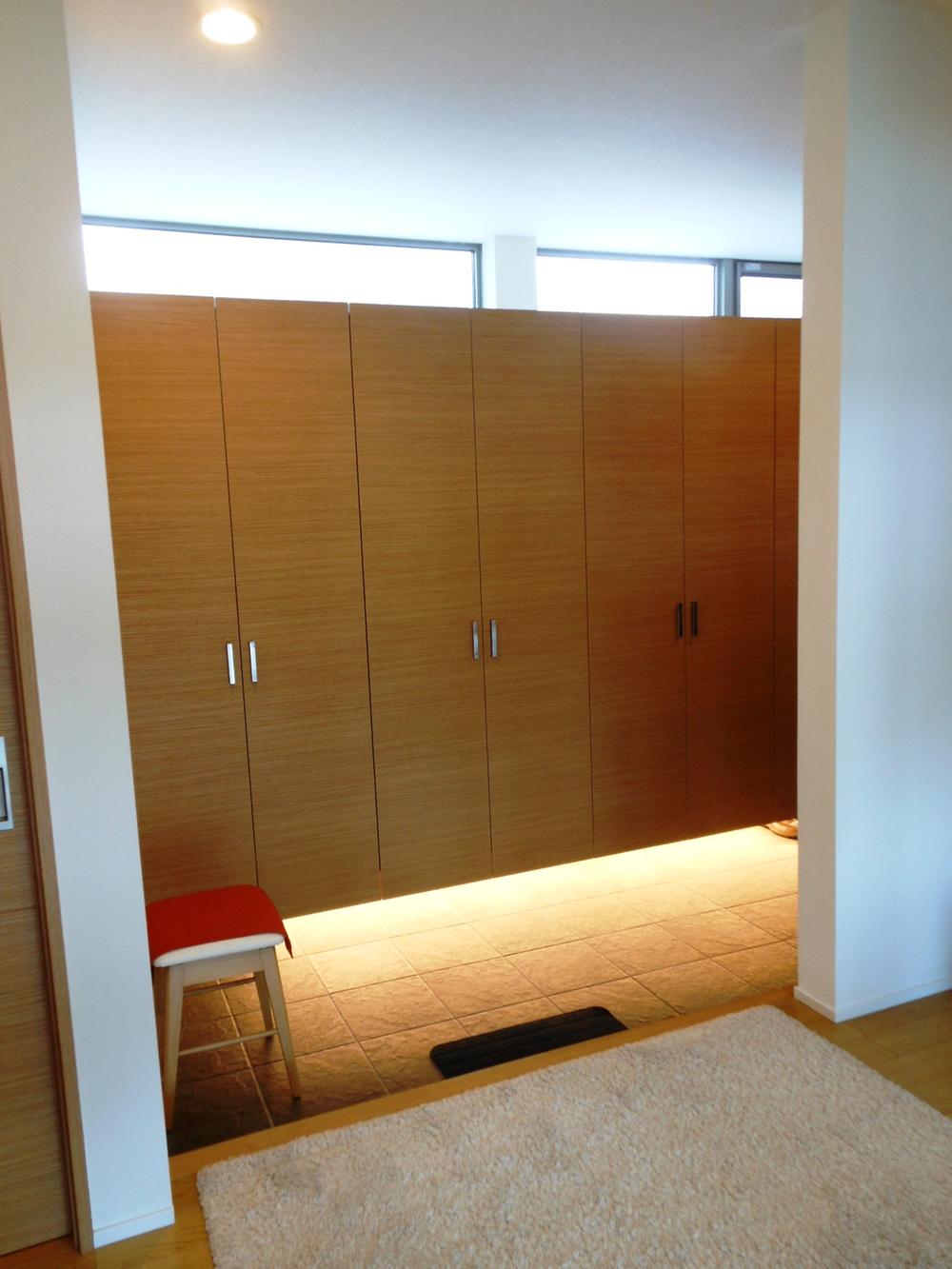 Entrance. Even the front door there is a large storage (July 2013) Shooting