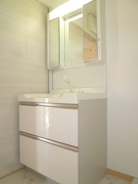 Wash basin, toilet. Washroom of bright atmosphere ・ Wash basin! 