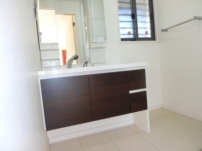 Wash basin, toilet. Indoor (12 May 2013) Shooting