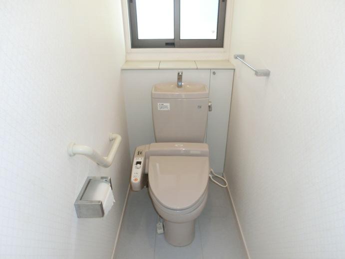 Toilet. Indoor (12 May 2013) Shooting