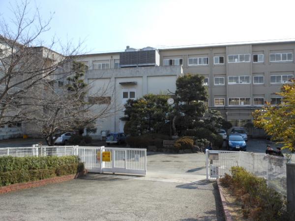 Junior high school. Takarazuka junior high school there 2060m venerable until the venerable there Takarazuka junior high school