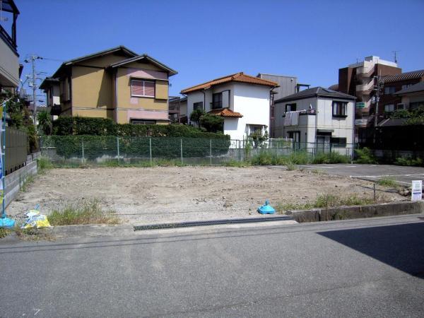 Local appearance photo. Vacant lot of local as seen from the front road