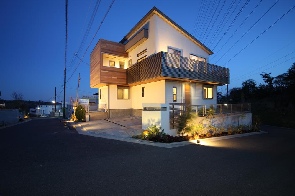Same specifications photos (appearance). Design full of appearance. Position of the illumination is also an important point! Why do not you build the original house different from the other?