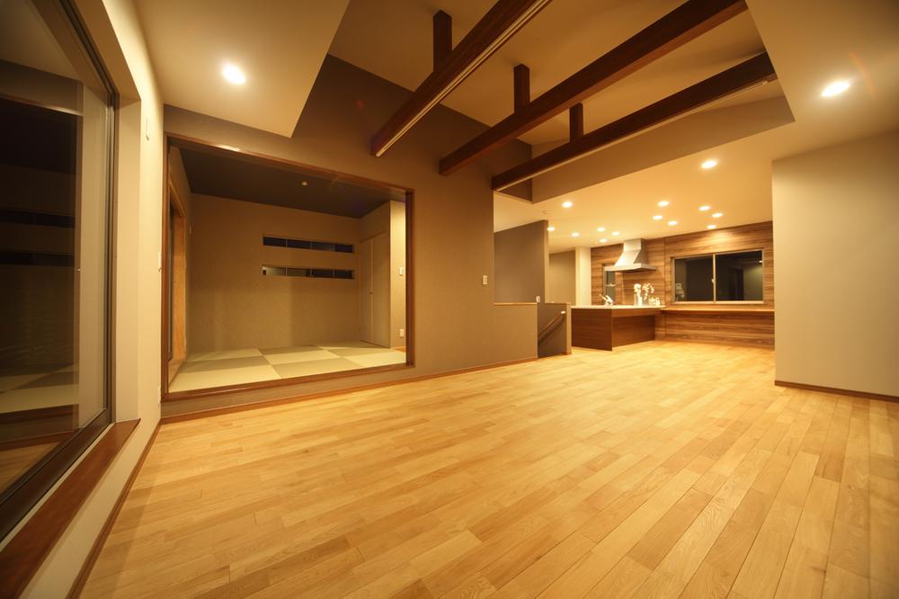 Same specifications photos (living). If open a Japanese-style room adjacent to the living room, Transformed into a large space, such as LDK has become more widely! Also unique ceiling beams. Building image photos (introspection)