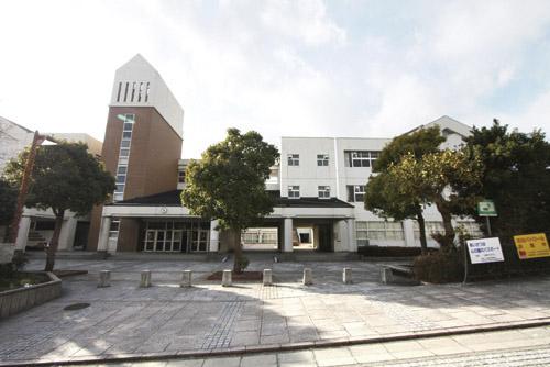 Junior high school. 1020m colorful brick paved courtyard to Takarazuka Municipal Yamatedai junior high school, Spacious hallway certain width of 5 meters, Rich middle school even school events.