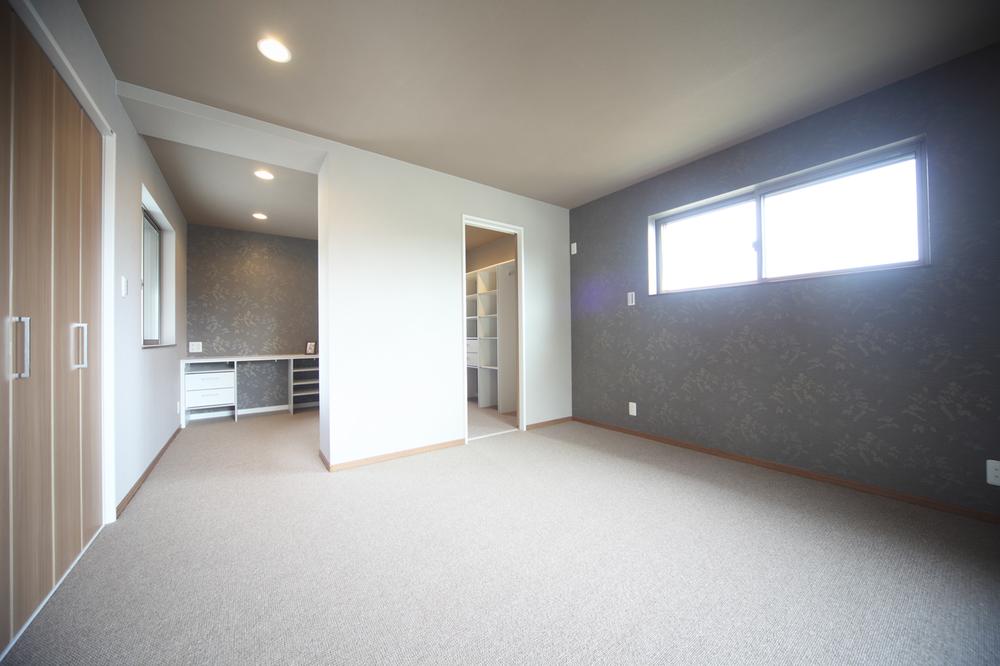 Same specifications photos (Other introspection). The right is a walk-in closet. Bags and shoes, Accessories is a space of spread that can be stored, etc.. Left study corner. Reading Ya before going to sleep, Such as the examined object is a place to spend time alone.