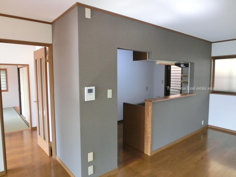 Living. Kitchen around is a design cross. Color monitor intercom had made.