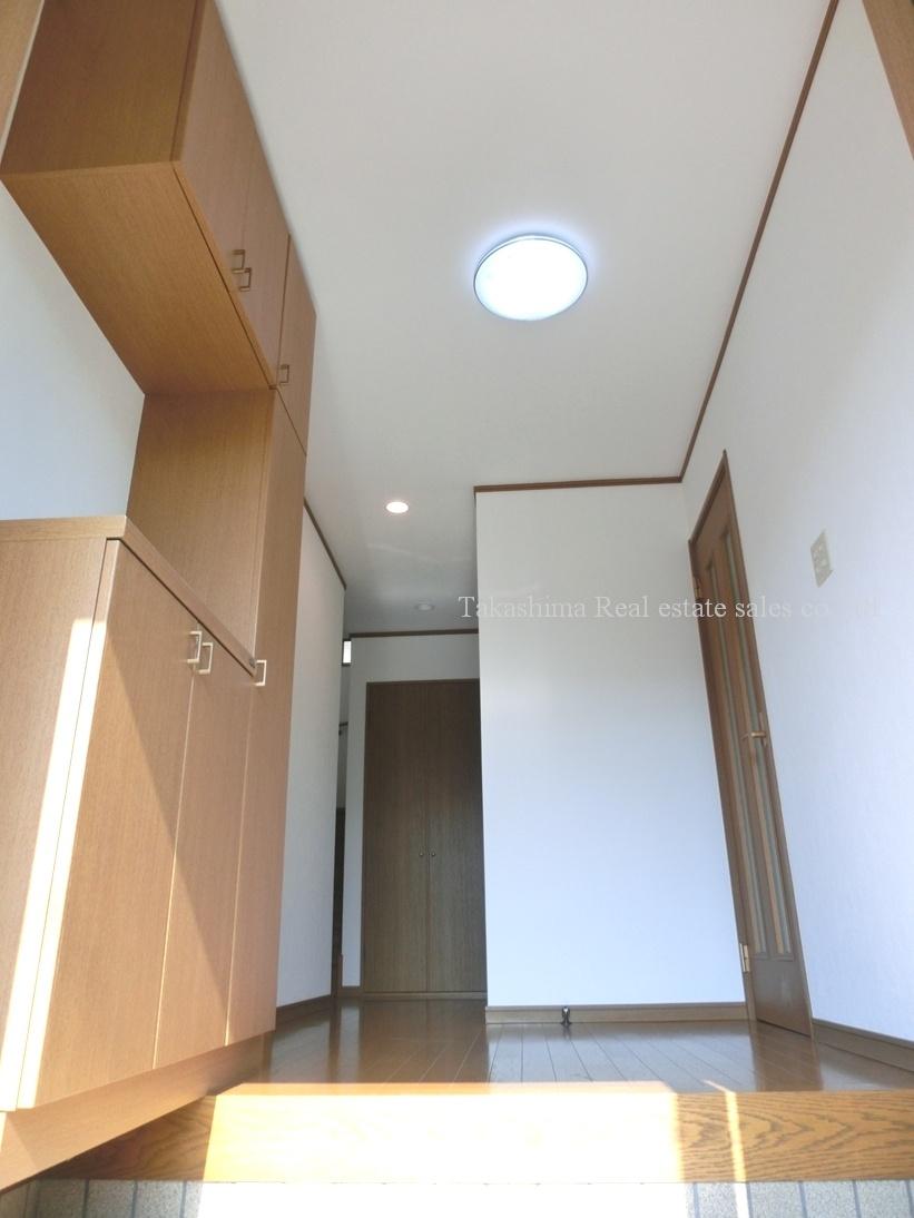 Entrance. Spacious entrance in the meter module design.