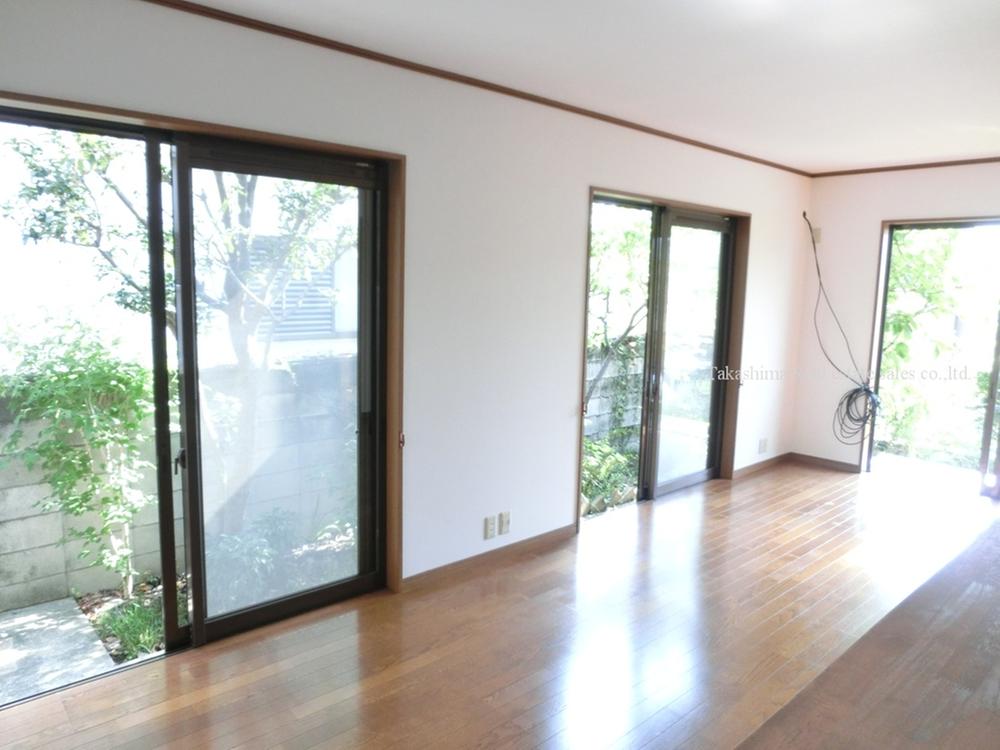 Living. Living East ・ Windows are many open enough feeling in the south.