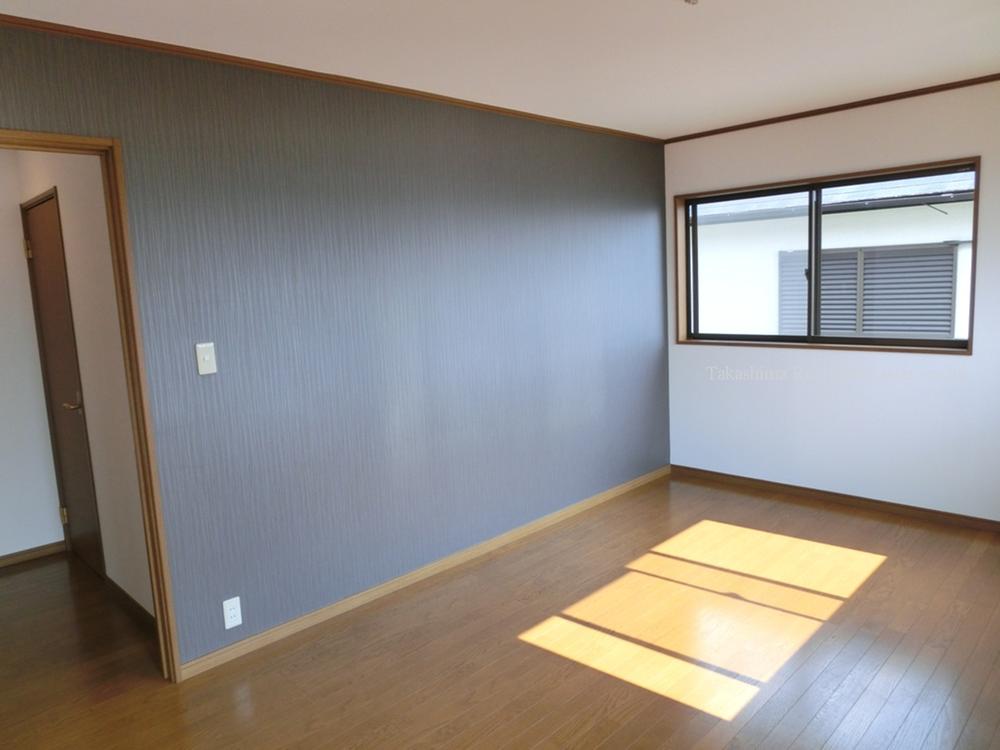 Non-living room. Second floor Western-style was to paste the design cross in each room.