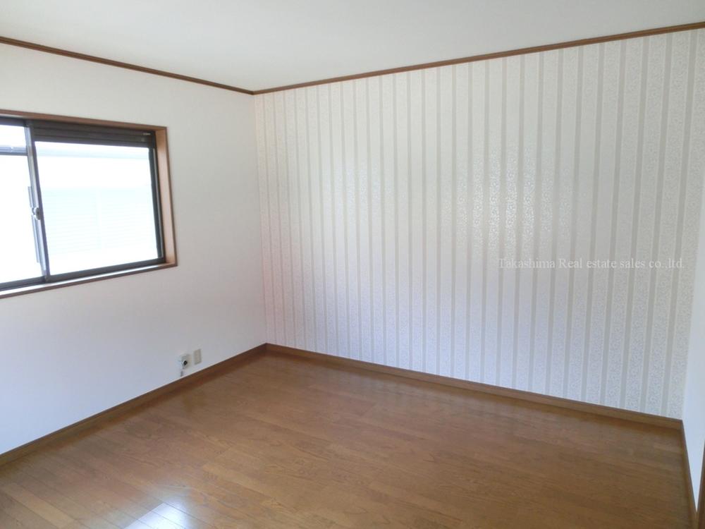 Non-living room. Second floor Western-style was to paste the design cross in each room.