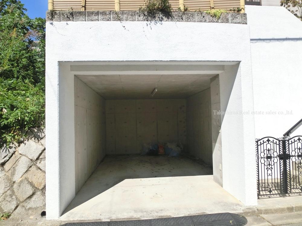 Parking lot. Parking is also available high roof large vehicles.