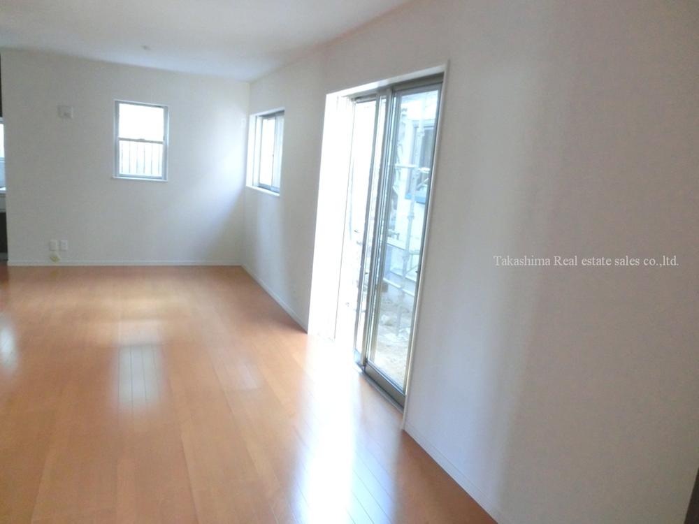 Living. The 15 Pledge of LDK There is a large window.