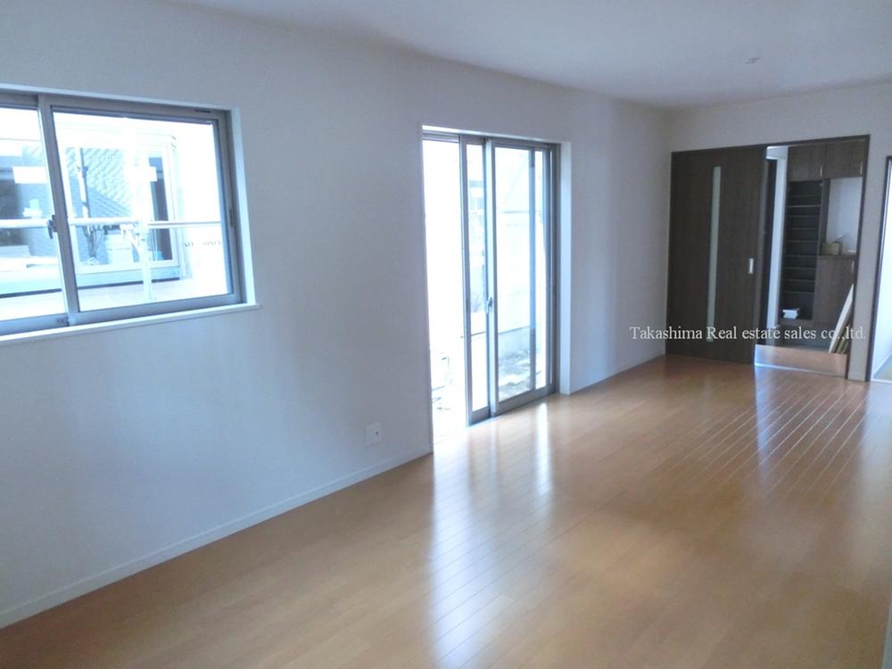 Living. Japanese-style room is adjacent to the living room.